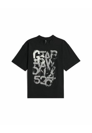 Schwarzes T-Shirt mit kurzen Ärmeln und einem stilisierten, fragmentierten weißen Grafiktext mit der Aufschrift "G STAR RAW 526" in der Mitte vorne.