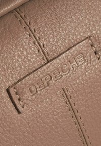 DEPECHE Diržinis krepšelis - dusty taupe