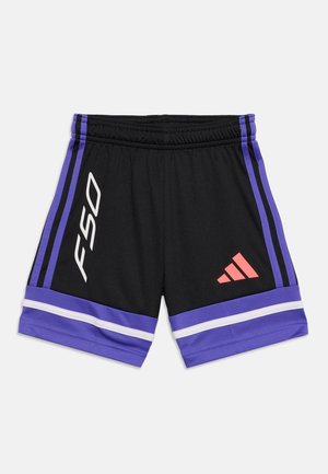Shorts de sport noirs avec des rayures violettes et blanches, panneaux latéraux violets, texte blanc "F50" à gauche et logo Adidas orange à droite.