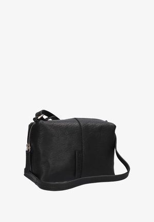 Schwarze Leder-Crossbody-Tasche mit rechteckiger Form, strukturiertem Oberflächenmaterial, Reißverschluss und verstellbarem Tragegurt. Mit einem dezenten Logoetikett.
