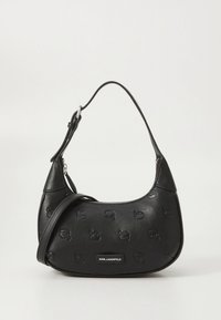 Svart skinnveske med pregete logoer, avrundet form, kort stropp og glidelåslukking. Har minimalistiske sølvdetaljer.