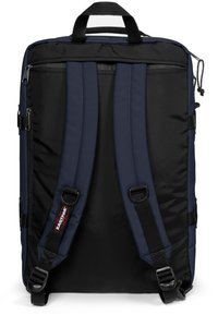 Černý a námořnický modrý batoh s polstrovanými popruhy, hladkým materiálem, zipy a logem Eastpak. Obdélníkový design, vhodný pro každodenní použití.