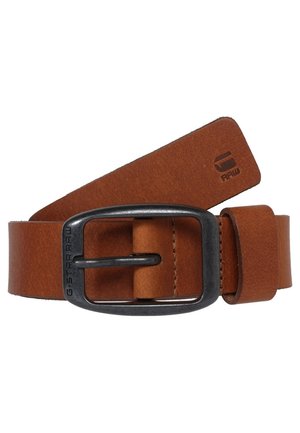 Ceinture en cuir marron avec boucle rectangulaire en métal foncé gravée de "G-STAR RAW", et logo G-STAR RAW embossé à l'extrémité de la ceinture.