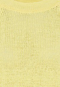 Gelber Strickpullover mit texturierter Oberfläche und ribbeltem Kragen, gefertigt aus einem weichen, leichten Stoff.