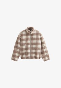 Chaqueta de forro polar con cierre, que presenta un patrón de cuadros marrón y crema, un cuello alto y una tela suave y texturizada.