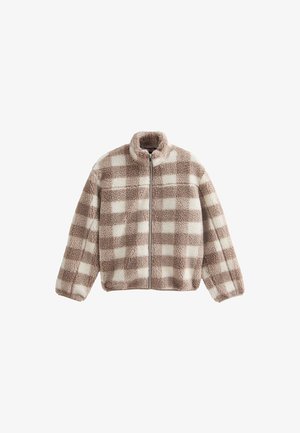 Giacca in pile con zip che presenta un motivo a scacchi marrone e crema, colletto alto e tessuto morbido e strutturato.