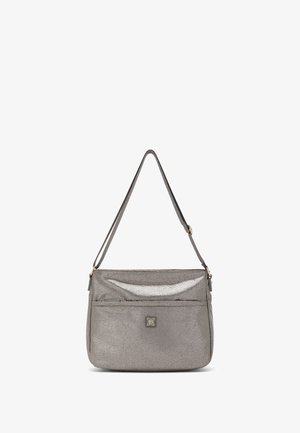 Metalen grijze schoudertas met een gladde textuur, een hoofdvak en een voorvak, en een dunne, verstelbare riem. Logo-detail zichtbaar.