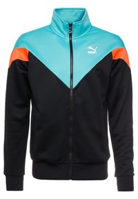 Chaqueta negra con cremallera y sección superior turquesa con detalles en naranja, con cuello alto y tela texturizada. Logotipo de Puma en el pecho.