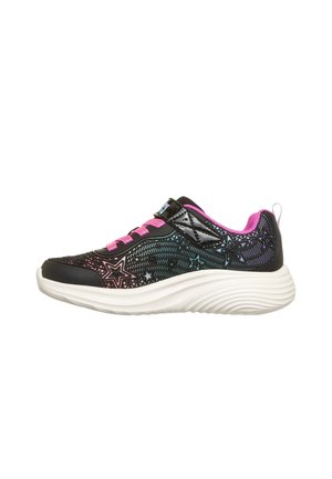 Schwarzer und rosa Kindersneaker mit Sternmustern, rosa Schnürsenkeln, einem Klettverschluss und einer dicken weißen wellenförmigen Sohle.