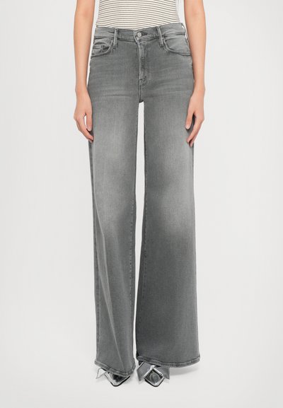 Bredde ben grå denim jeans med høj talje, fem lommers design og frynsede kantdetaljer. Glat tekstur og klassisk knaplukning.