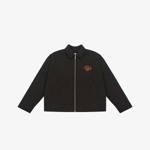 Casaco preto com colarinho pontiagudo, fecho frontal com zíper e logotipo bordado em laranja. Tecido suave com um design cropped e mangas longas.