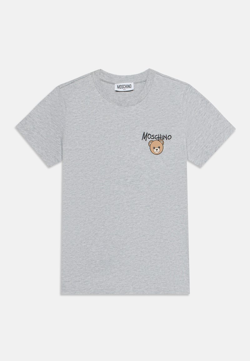 Ανοιχτό γκρι T-shirt με κοντά μανίκια και στρογγυλή λαιμόκοψη, με μικρό πρόσωπο αρκουδάκι και κείμενο "Moschino" στο πάνω αριστερό μέρος του στήθους.