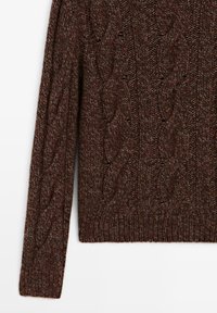 Maglione marrone lavorato a maglia con motivo a treccia, dotato di polsini e orlo a costine. Il materiale appare spesso e strutturato, adatto per il clima freddo.
