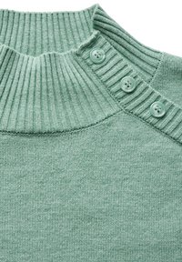 Mintgrön tröja med ribbad halsringning. Har tre matchande knappar på axeln och en slät, mjuk textur.