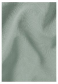 Tissu vert clair lisse avec des plis doux et une texture subtile, créant de légères ombres et des reflets sur toute la surface.