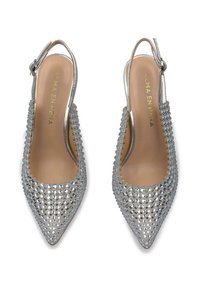 Tacchi slingback argento con punta affilata, caratterizzati da un design con borchie, accenti metallici e una fodera interna liscia.