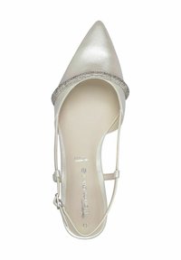 Špičaté dámské boty v perleťově béžové kůži se zdobným páskem z malých stříbrných kamínků. Nastavitelný pásek s přezkou.