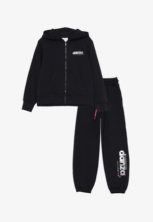 Set di felpa nera con cappuccio e pantaloni della tuta. La felpa presenta una zip frontale, tasche e logo; i pantaloni hanno una vita elasticizzata e dettagli con logo.