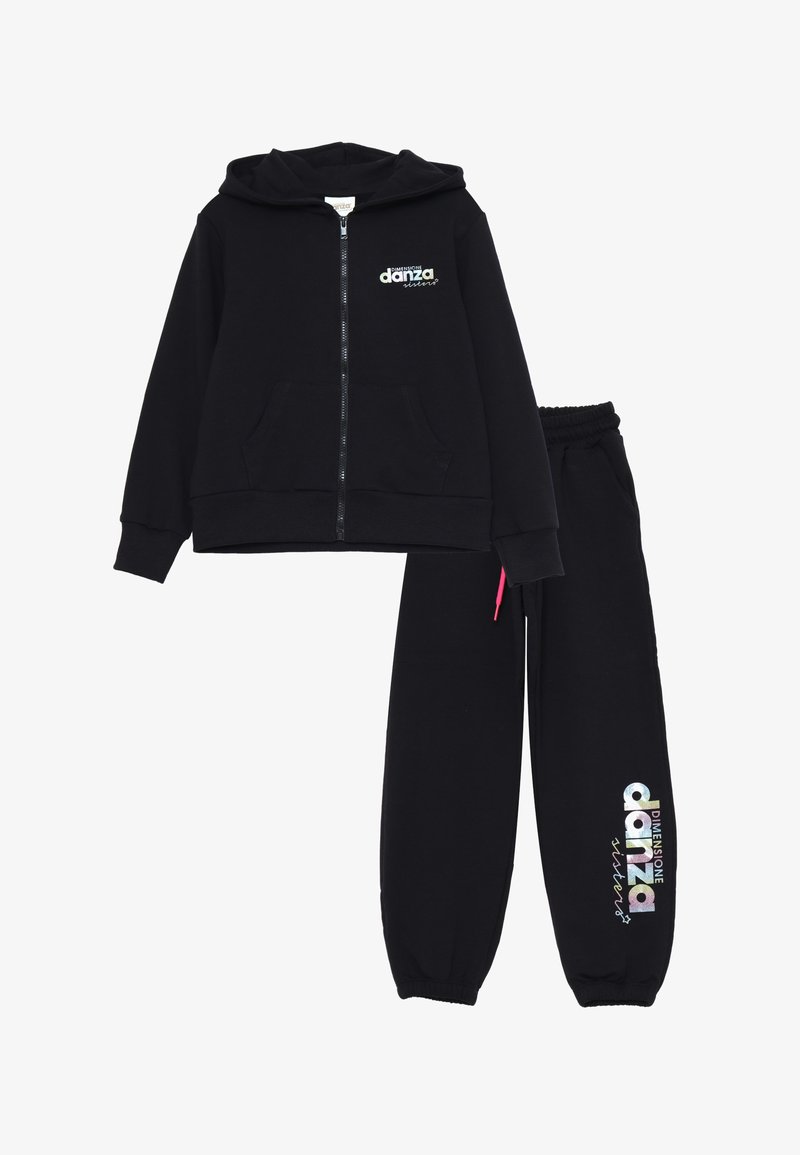 Set di felpa nera con cappuccio e pantaloni della tuta. La felpa presenta una zip frontale, tasche e logo; i pantaloni hanno una vita elasticizzata e dettagli con logo.