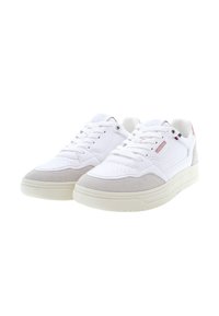 Vita sneakers med mockadetaljer i ljusgrått, med en slät läderöverdel, platta snören, vadderad tunga och texturerad gummisula.