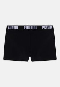 Čierne športové šortky s hladkou textúrou, elastickým pásom a bielym nápisom "PUMA". Jednoduchý, funkčný dizajn bez vzorov.