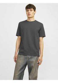 Dunkelgraues T-Shirt mit kurzen Ärmeln und rundem Ausschnitt. Der Stoff wirkt glatt mit minimaler Textur. Getragen mit hellen Jeans.