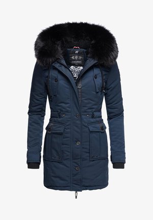 Granatowa parka z futrzanym kapturem, pikowany materiał, zapięcie na guziki z przodu, liczne kieszenie oraz kontrastowy wzór podszewki.