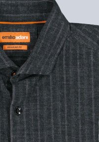 Dunkelgraues Hemd mit Knopfleiste, vertikalen Streifen, kurzem Kragen und sichtbaren Steppnähten. Verfügt über einen schwarzen Knopf und ein orangefarbenes Etikett im Kragen.