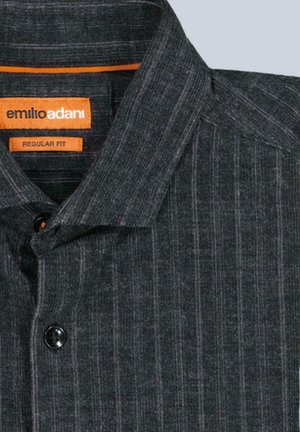 Dunkelgraues Hemd mit Knopfleiste, vertikalen Streifen, kurzem Kragen und sichtbaren Steppnähten. Verfügt über einen schwarzen Knopf und ein orangefarbenes Etikett im Kragen.