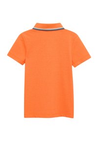 Pomarańczowa koszulka polo z krótkim rękawem i płaskim kołnierzykiem, z niebiesko-białym paskiem na kołnierzu. Miękka tekstura i swobodny design.