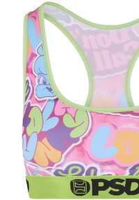 Kolorowy sportowy biustonosz z różowo-wielokolorowym wzorem graficznym. Zielone wykończenia i pas z czarnym logo. Materiał wydaje się elastyczny i miękki.