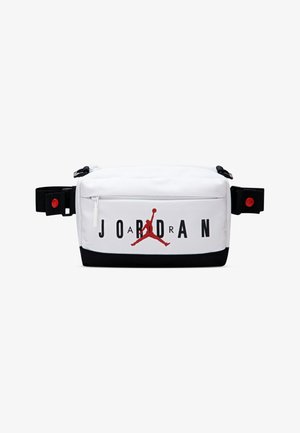 Fehér szövet táska fekete alappal, piros Jumpman logóval és fekete betűkkel nyomtatott "JORDAN" felirattal. Állítható pánt piros akcentussal.