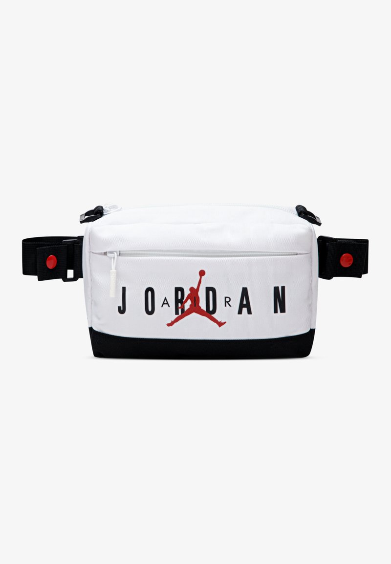 Borsa di stoffa bianca con base nera, caratterizzata da un logo Jumpman rosso e la scritta "JORDAN" stampata in lettere nere. Tracolla regolabile con accenti rossi.
