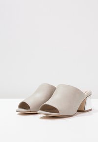 Miss Selfridge Slip-ins med hög sula - grey