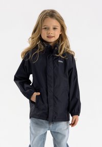 Laivaston vedenpitävä takki hupulla, etupuolella napituksella, elastiset hihansuut ja kaksi sivutaskua. Pehmeä, sileä materiaali, jossa on minimaalinen brändäys.