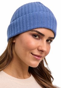 Cappello a maglia blu a coste con un design aderente. Realizzato in filato morbido, presenta righe verticali e un bordo ripiegato.