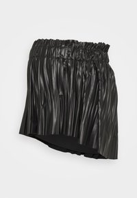 Saia preta plissada feita de material brilhante, com uma cintura elástica e uma bainha assimétrica. Textura lisa com um acabamento elegante.