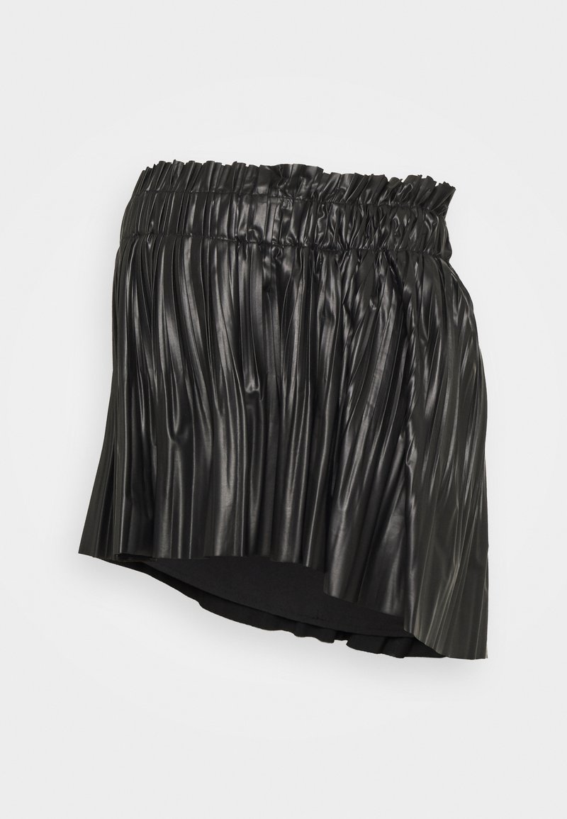 Saia preta plissada feita de material brilhante, com uma cintura elástica e uma bainha assimétrica. Textura lisa com um acabamento elegante.