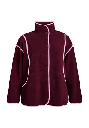Burgunderfarbene Fleecejacke mit hohem Kragen, vorderen Knöpfen und kontrastierenden rosa Paspeln entlang der Nähte und Ärmel. Verfügt über seitliche Taschen.