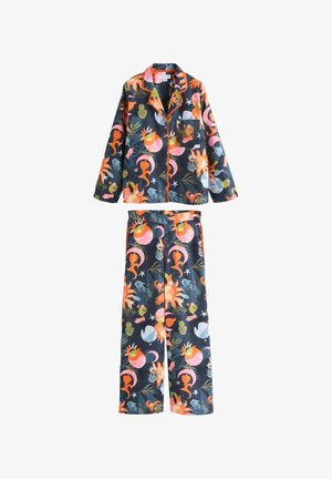 Pyjama set met bloemenpatroon, bestaande uit een blouse met knopen en een broek met elastische tailleband. Donkerblauwe achtergrond met levendige oranje en pastelkleuren.