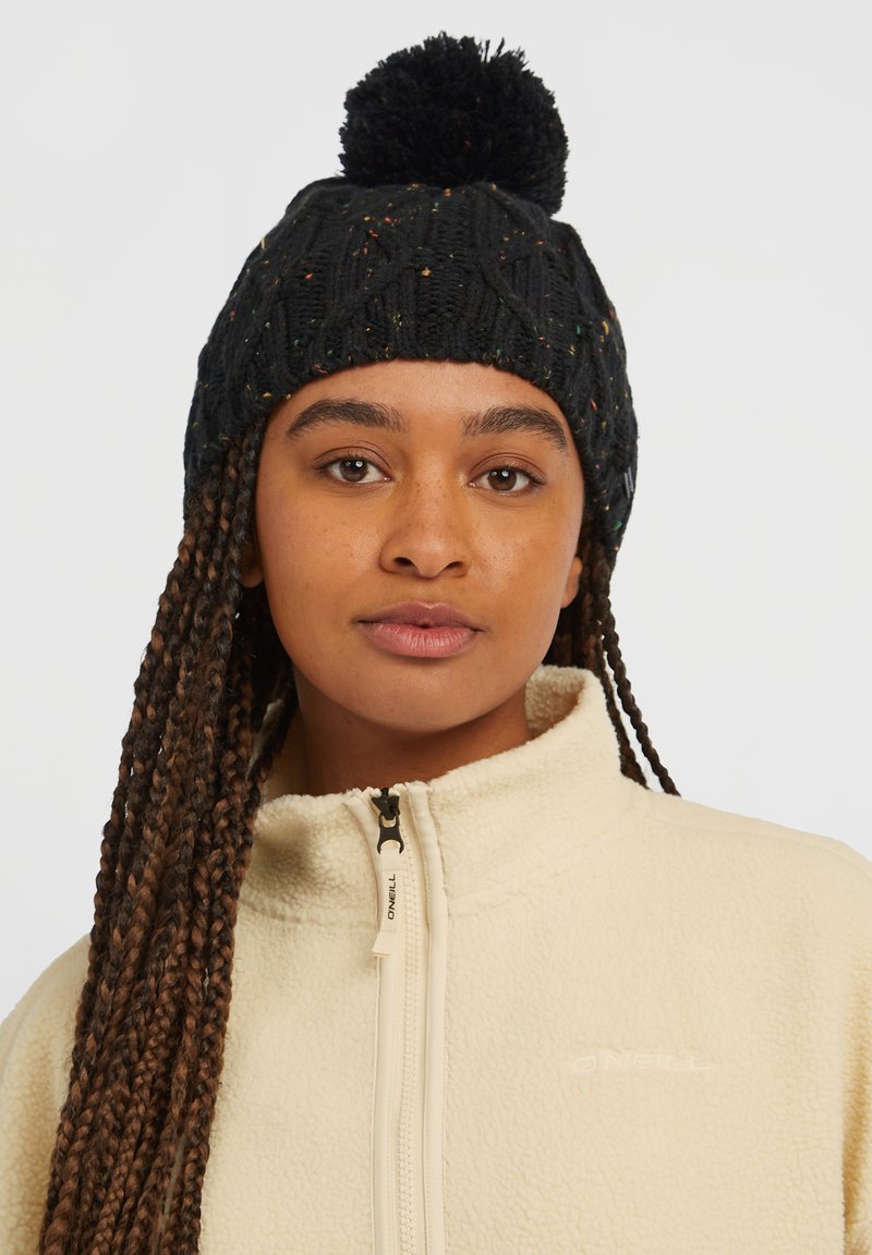 Sorte strikkede hue med et tekstureret mønster og en stor pom-pom på toppen, prydet med flerfarvede striber.