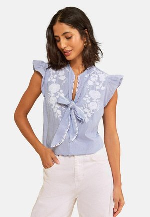 Love & Roses, PETITE FIT - EMBROIDERED PUSSYBOW STRIPE FLUTTER SLEEVE BLOUSE . - Blouse - blue