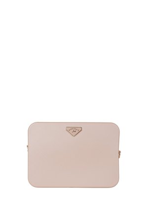 Borsa a tracolla rettangolare rosa chiaro con angoli arrotondati, superficie texturizzata e una piccola targhetta logo dorata con la scritta "MARC ELLIS" vicino alla parte superiore centrale.