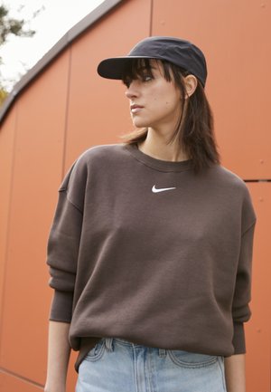 CREW - Collegepaita - baroque brown