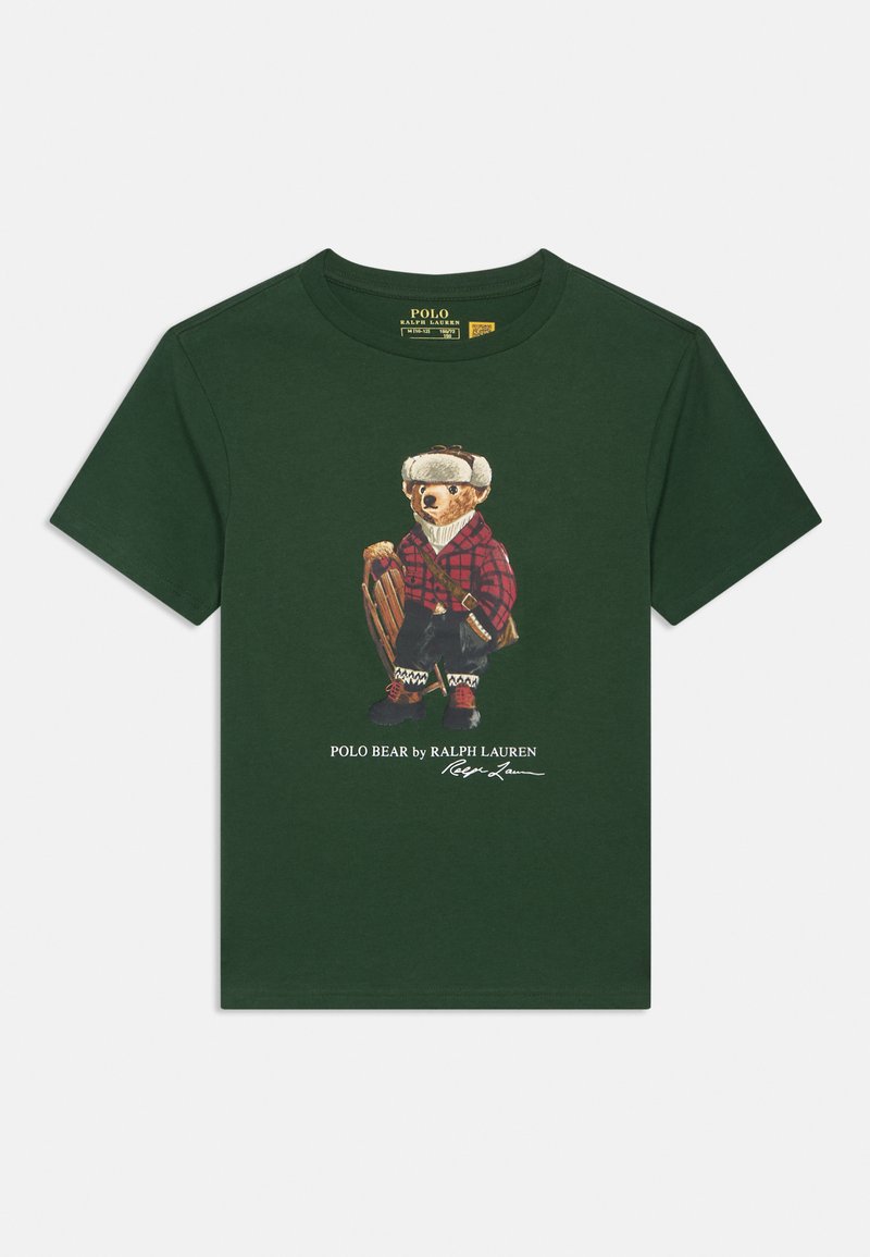 Zelené bavlněné tričko s grafikou medvěda v kostičkovaném oblečení, držícího sáňku, s textem "Polo Bear od Ralph Lauren" níže.