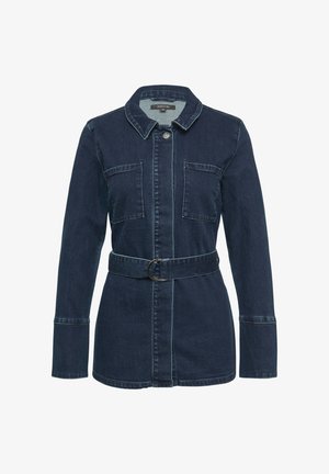 Granatowa kurtka dżinsowa z kołnierzykiem, dwoma kieszeniami na piersi, ściągniętą talią z paskiem i kontrastowymi szwami. Długie rękawy z mankietami zapinanymi na guziki.