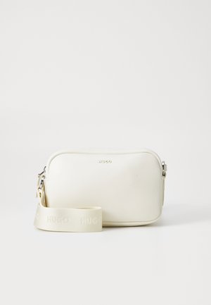 Witte crossbody tas met een gestructureerd oppervlak, ritssluiting en verstelbare schouderband met een reliëfmerk. Rectangulaire vorm met zachte randen.