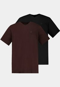 To v-hals t-shirts: en i mørk burgunder og den anden i sort. Begge er kortærmede med en glat overflade og minimal logo-detalje.