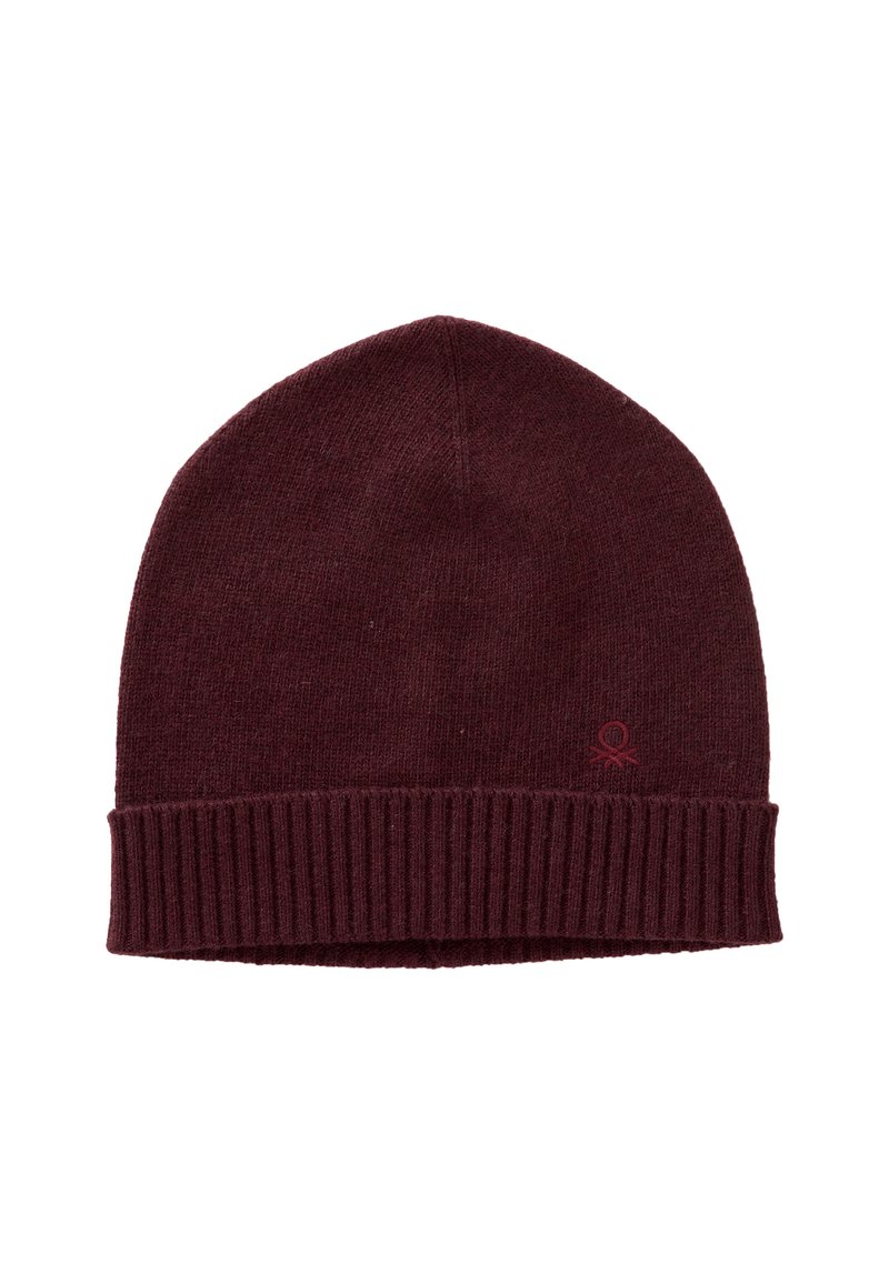 Cappello beanie lavorato a maglia color borgogna con fondo a coste e texture liscia. Presenta un piccolo logo sul davanti, vicino al bordo.