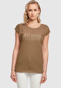 Merchcode ATLANTA EXTENDED SHOULDER - T-shirts med print - olive